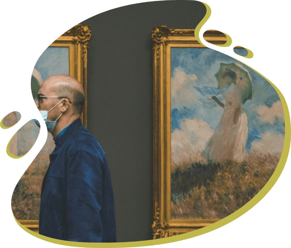 Hombre frente a pinturas famosas
