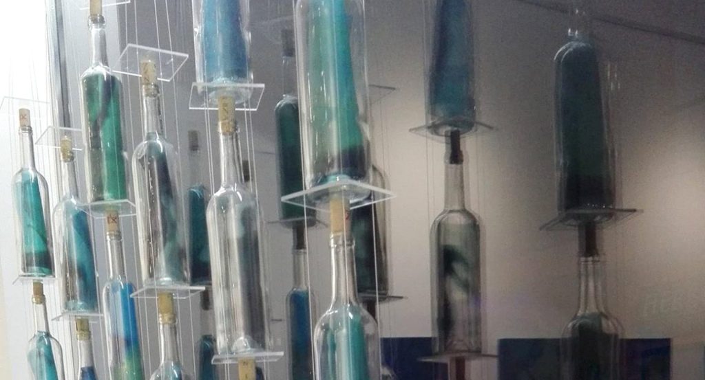 Botellas con líquido colorido