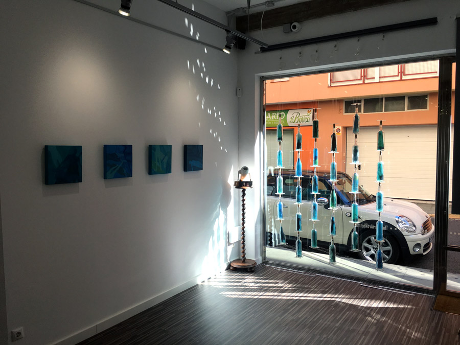 Espacio de arte con botellas