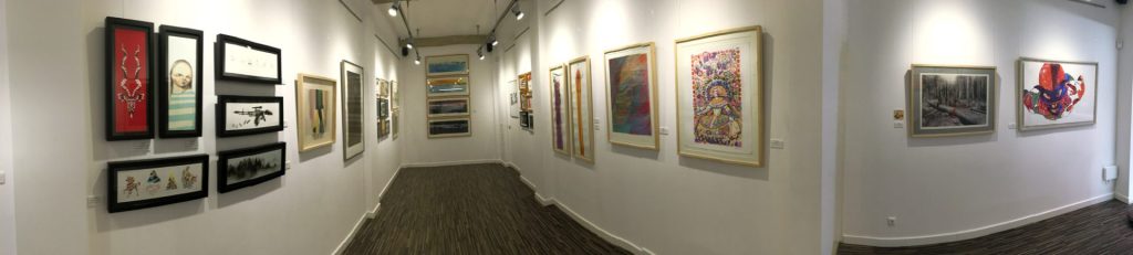 Galería de arte con obras