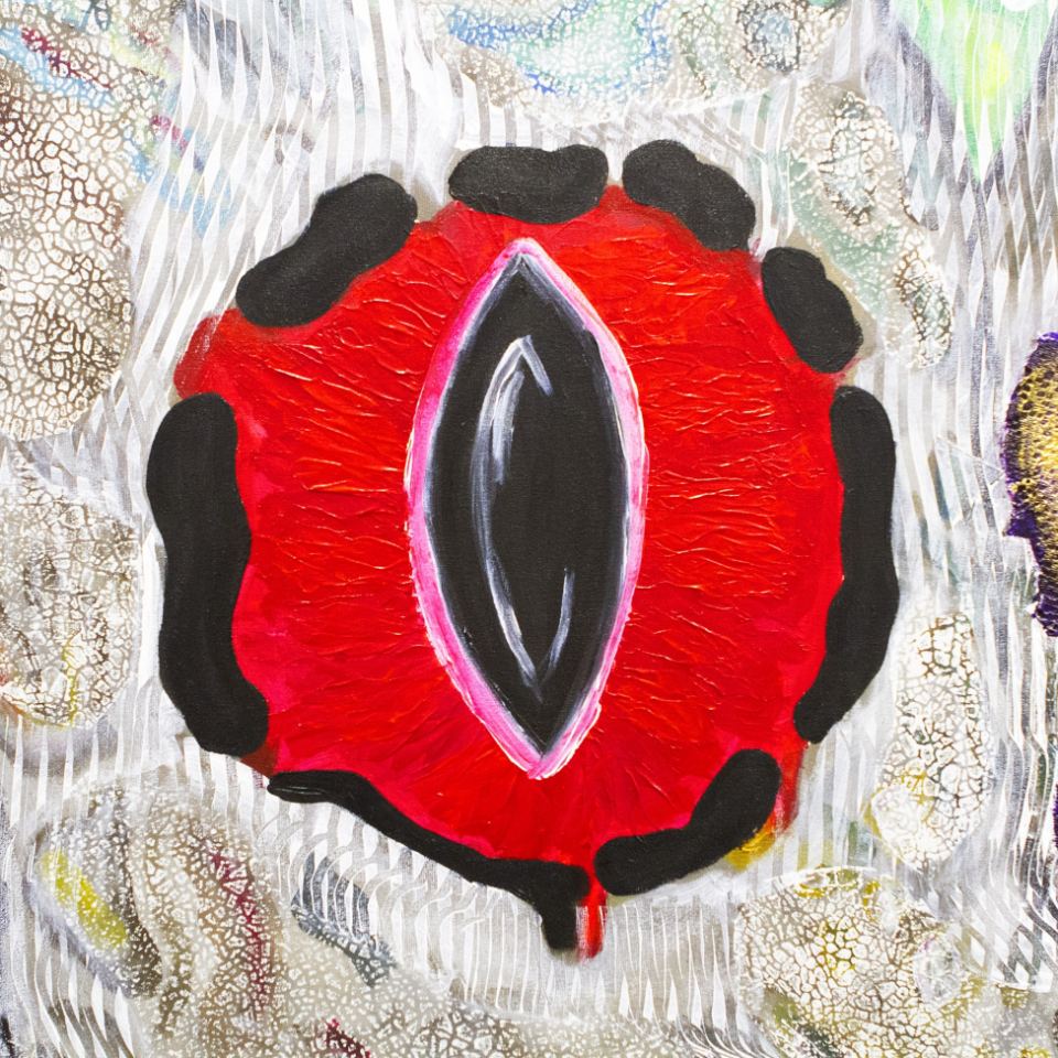 Ojo rojo sobre fondo abstracto